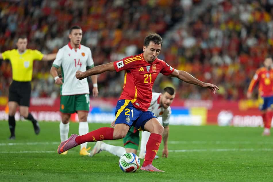 Mikel Oyarzabal em ação durante Espanha x Bulgária pelas Eliminatórias da Copa