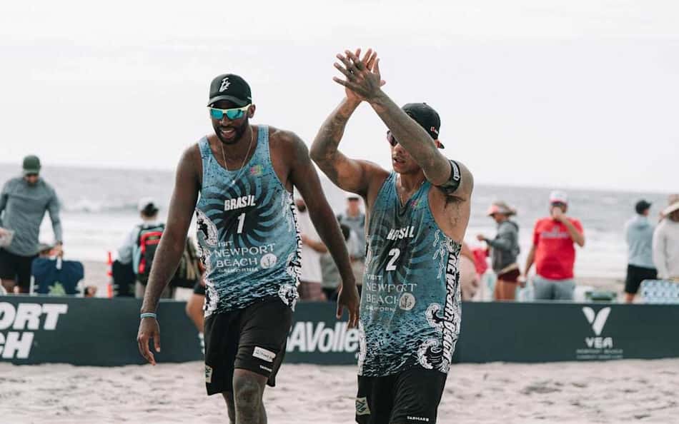 Vôlei de praia: duas duplas brasileiras avançam às semis de etapa mundial