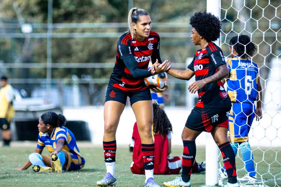Jogadoras do Flamengo comemoram gol no Carioca Feminino (Foto: Mariana Sá/CRF)