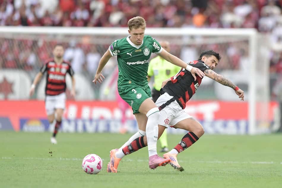 Arrascaeta, jogador do Flamengo, disputa lance com Fuchs, do Palmeiras, durante partida no Maracanã, pelo Brasileirão