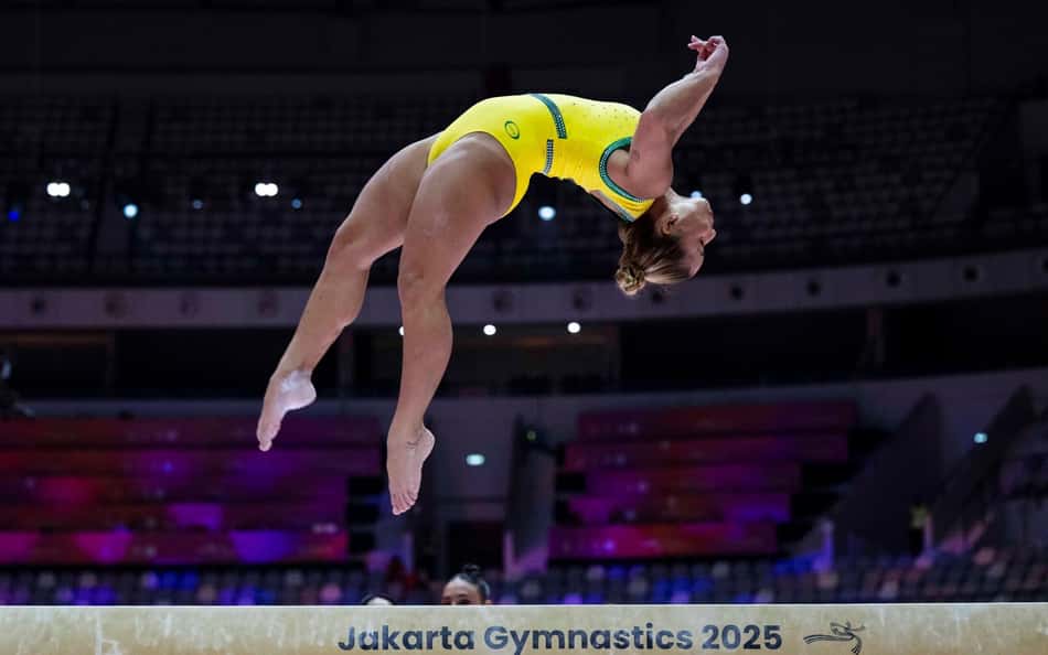 Mundial de Ginástica: Flávia Saraiva brilha na trave e encaminha final