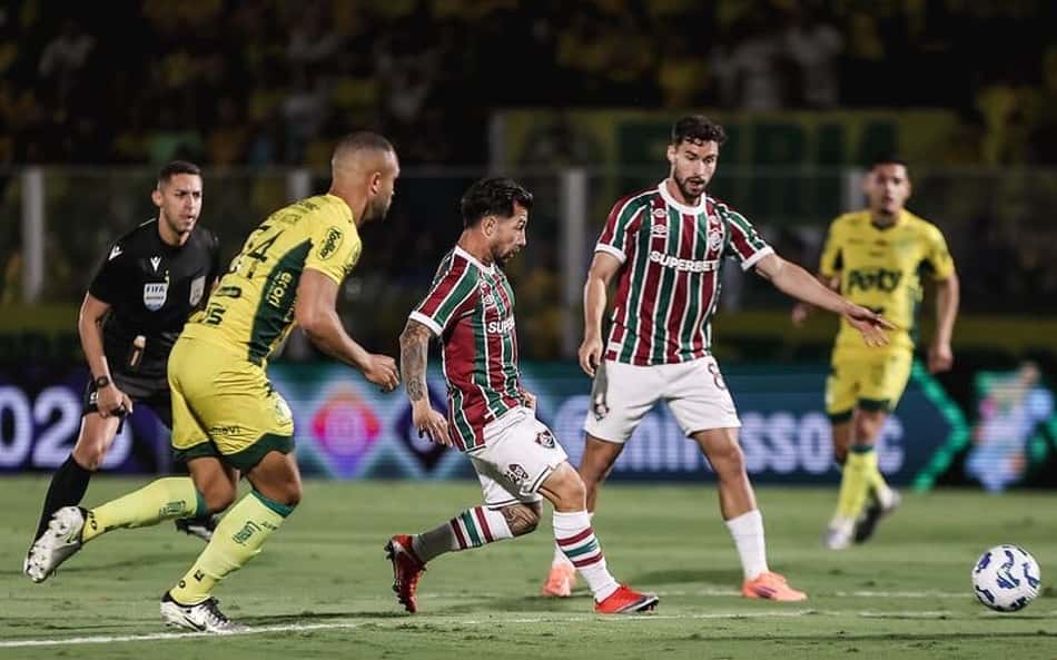 Jornalistas detonam decisão da arbitragem em Mirassol x Fluminense: 'Absurda'