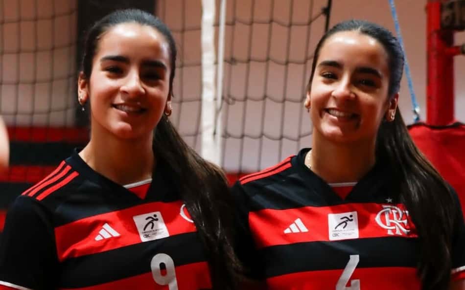 Manuela e Milena Alvarenga na sede do Flamengo no Rio de Janeiro (Foto: Reprodução/Instagram)