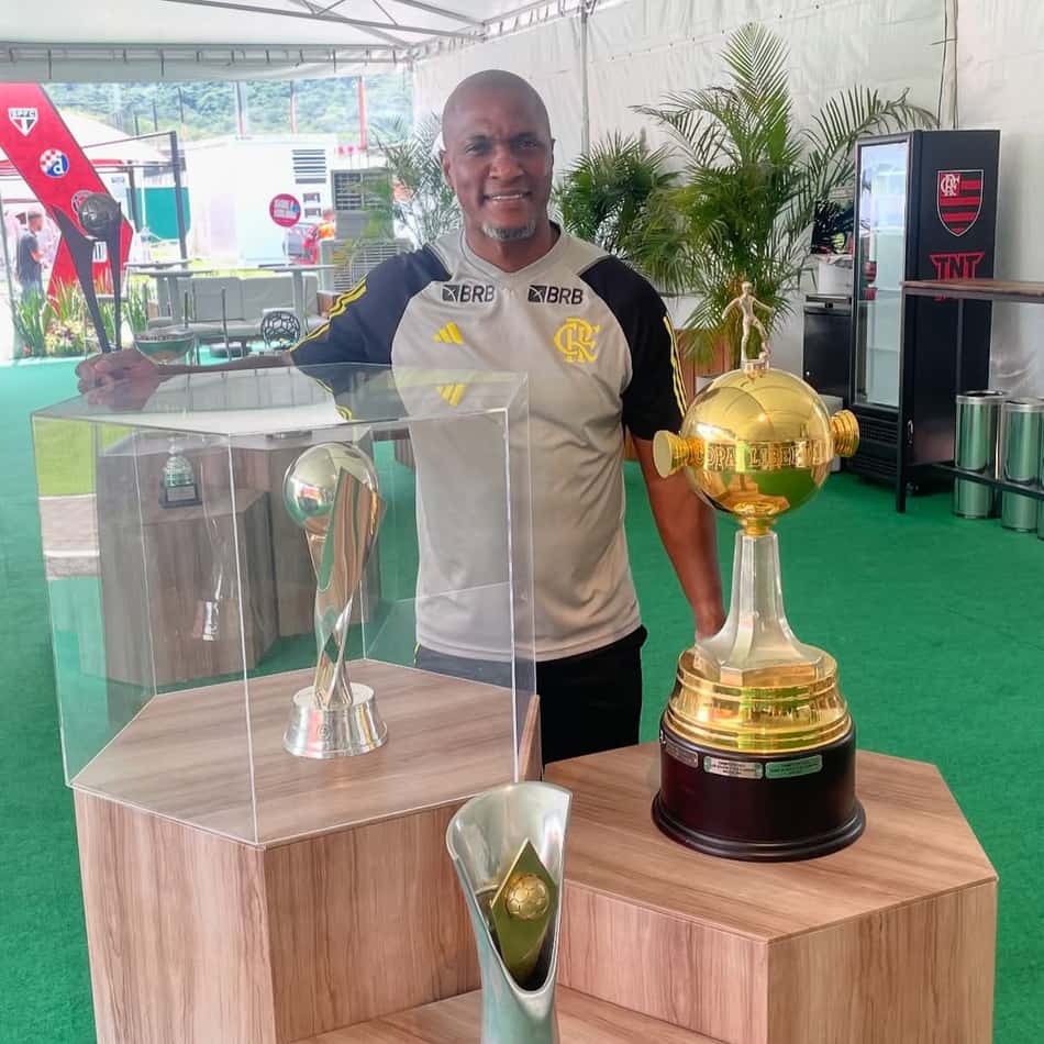 Gilberto posa ao lado da taça da Libertadores e Mundial Sub-20 pelo Flamengo (Foto: Reprodução)