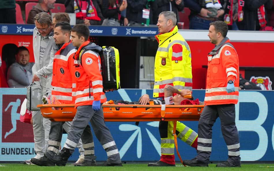 Cenas fortes: astro do Leverkusen é substituído após pancada na cabeça