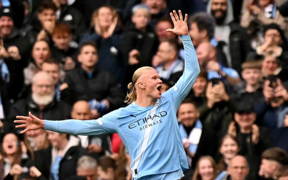 Haaland marcou os dois gols da vitória do Manchester City sobre o Everton na Premier League (Foto: Oli SCARFF / AFP)