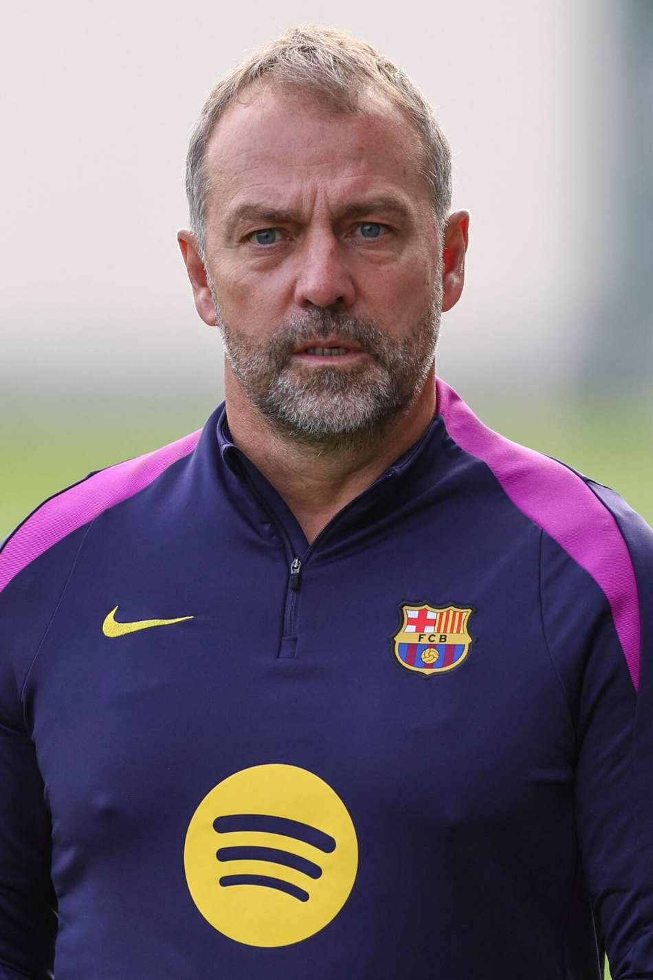 Hansi Flick em treino do Barcelona na véspera de jogo contra Real Madrid (Foto: Josep LAGO / AFP)