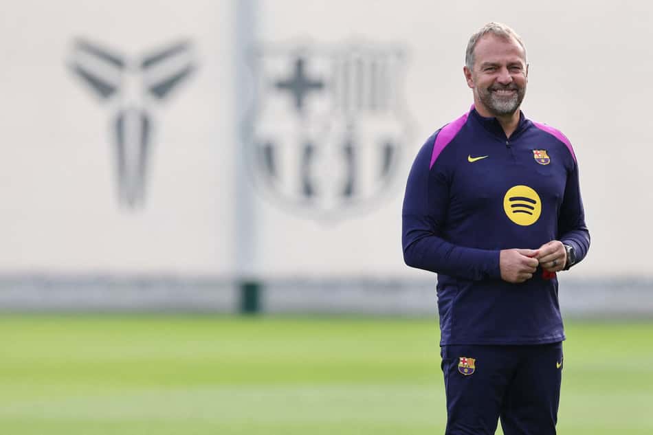 Hansi Flick em treino do Barcelona (Foto: Josep LAGO / AFP)