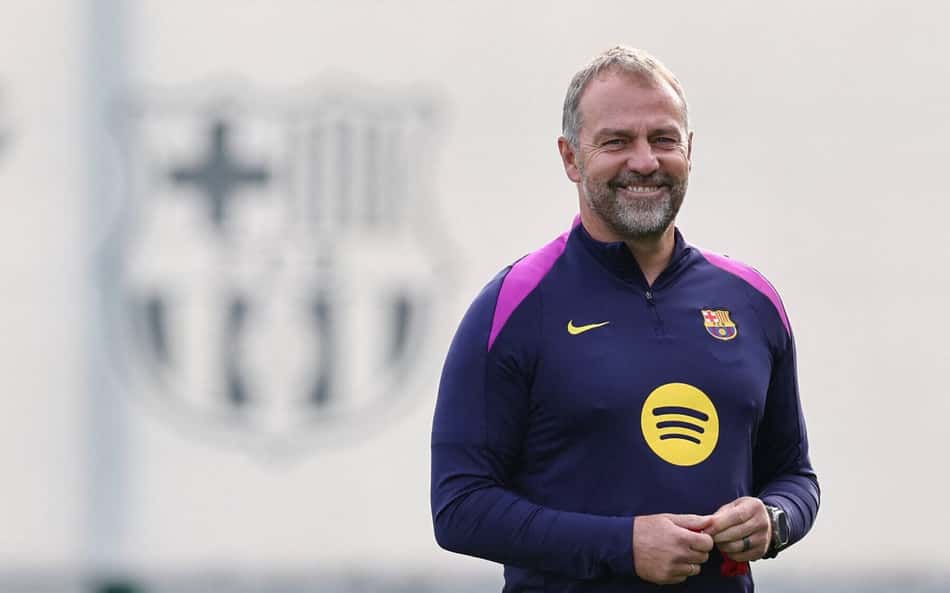 Hansi Flick em treino do Barcelona na véspera de jogo contra Real Madrid (Foto: Josep LAGO / AFP)