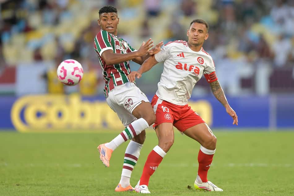 Hércules e Alan Patrick disputam bola em Fluminense x Internacional (Foto: Thiago Ribeiro/AGIF)