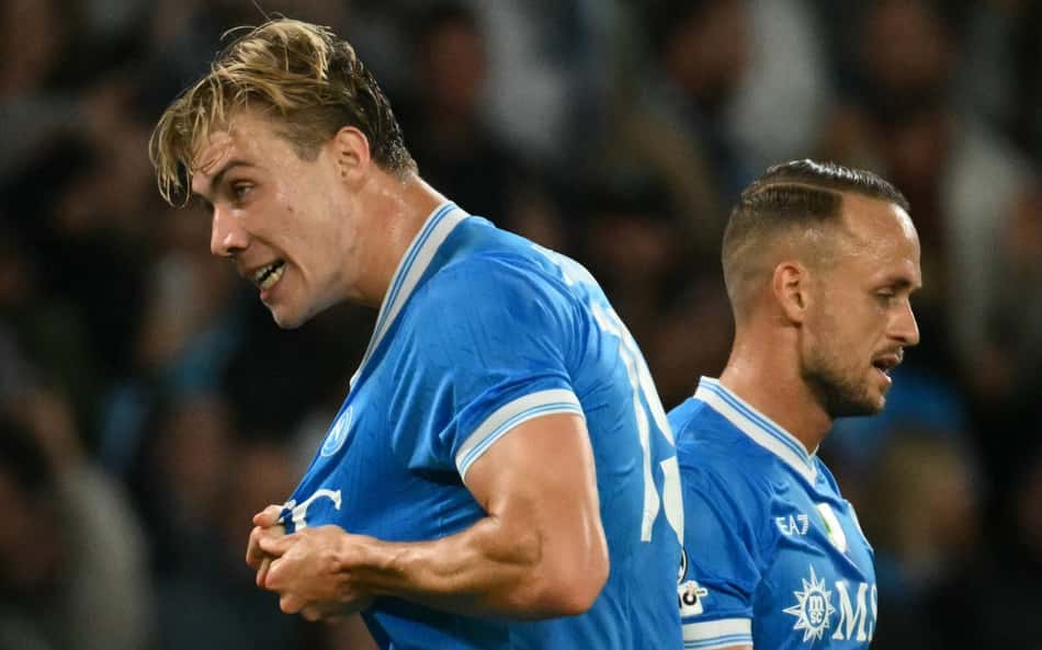 Com show de 'esquecido' pelo Manchester United, Napoli vence Sporting na Champions