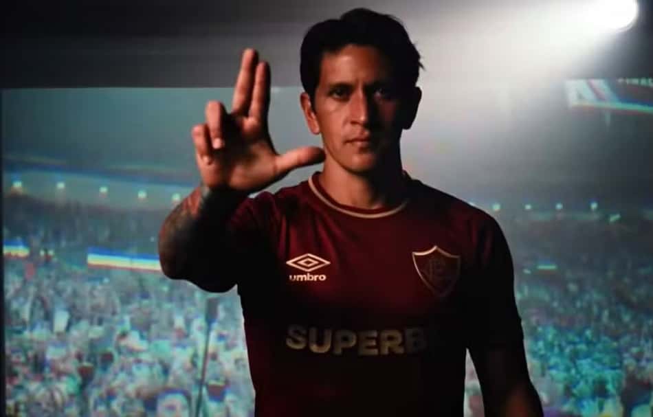 Cano com a nova camisa do Fluminense (Foto: Divulgação)