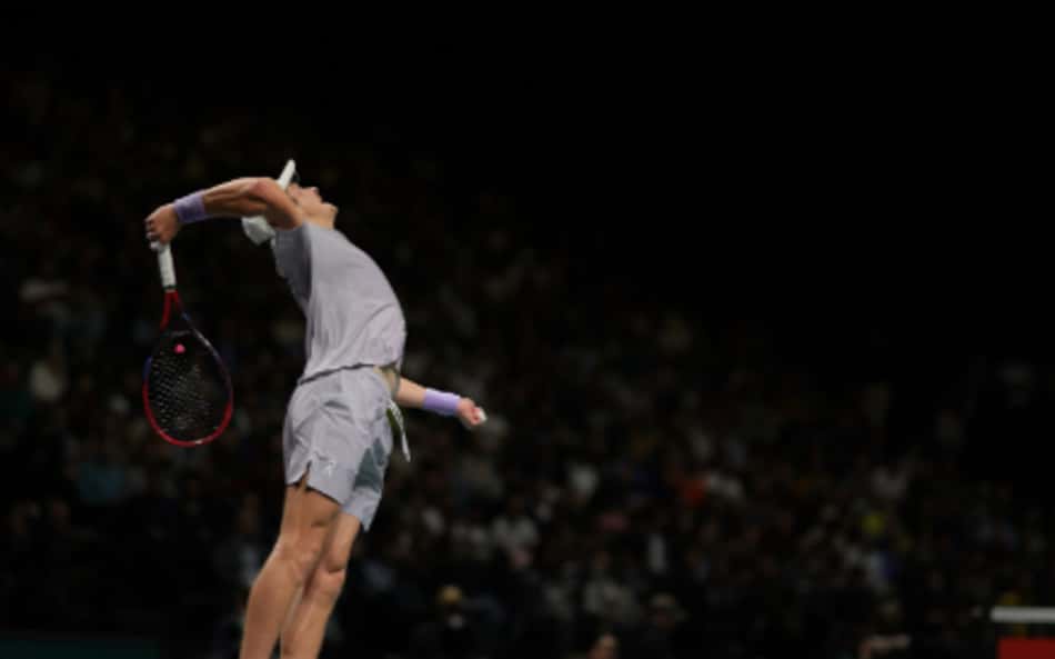João Fonseca saca na estreia do Masters 1000 de Paris (Divulgação)
