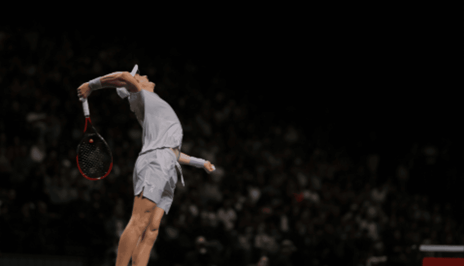 João Fonseca saca na estreia do Masters 1000 de Paris (Divulgação)