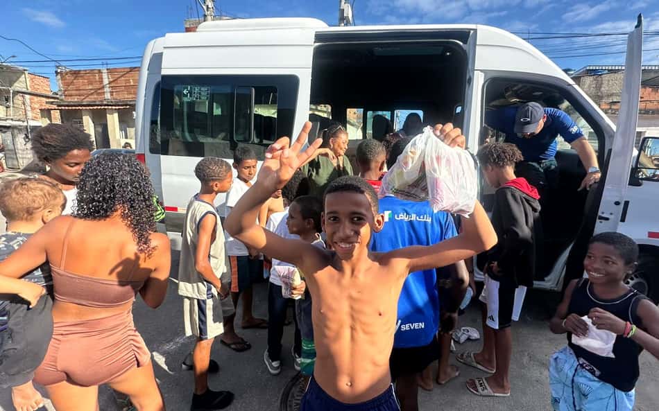 Dias antes de caos no Rio, Fluminense doou 400 brinquedos na Cidade de Deus