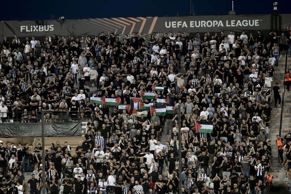 Uefa x Israel: Torcedores do PAOK, da Grécia erguem bandeiras da Palestina em partida contra o Maccabi Tel-Aviv, em partida válida pela Europa League (Foto: Sakis Mitrolidis/ AFP)