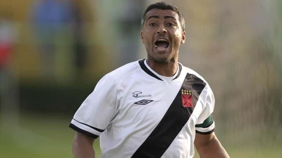 O atacante Romário esteve presente nos gramados até os 41 anos, quando atuava pelo Vasco. O Baixinho chegou a alcançar a marca de 1000 gols pelo Cruzmaltino, em 2007. 