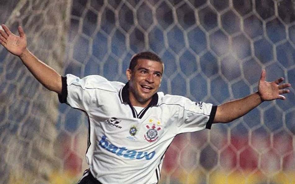 Corinthians 2 x 0 Atlético-MG no Brasileirão 1999; Luizão encaminha título