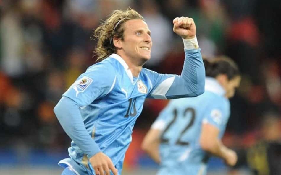 Em 2018, Diego Forlán&nbsp;vestirá a camisa do Kitchee SC, atual campeão da Premier League de Hong Kong. O uruguaio foi eleito o craque da Copa de 2010 e na época era o artilheiro do Atlético de Madrid. Após o Mundial da África do Sul, ele teve uma passagem de dois anos no futebol brasileiro defendendo o Internacional