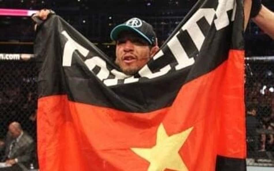 José Aldo com a bandeira de organizada do Flamengo no UFC (Foto: Divulgação/UFC)