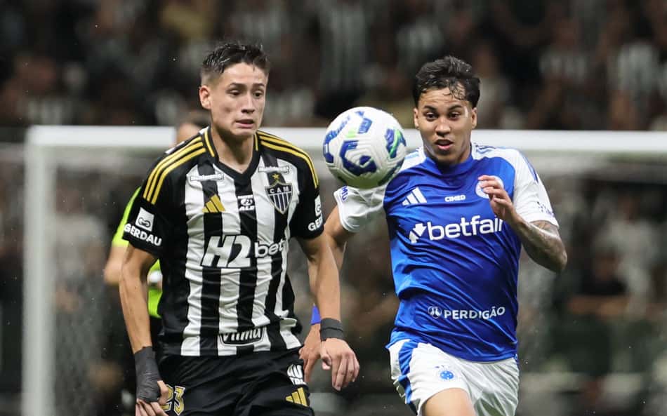 Kaio Jorge e Ivan Roman durante o clássico entre Atlético e Cruzeiro (Foto: Gilson Lobo/AGIF)
