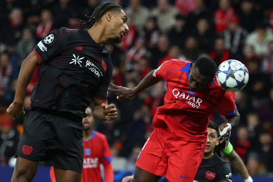 Willian Pacho marca pro PSG contra o Leverkusen (Foto: Franck Fife / AFP)