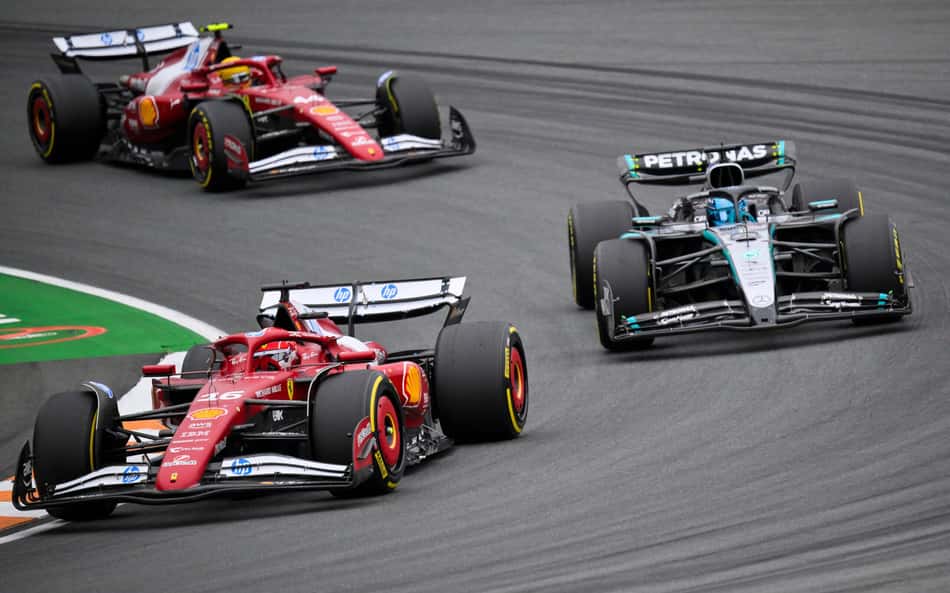 Charles Leclerc, George Russell e Lewis Hamilton em disputa no GP da Holanda pela F1 2025 (Foto: JOHN THYS / AFP)