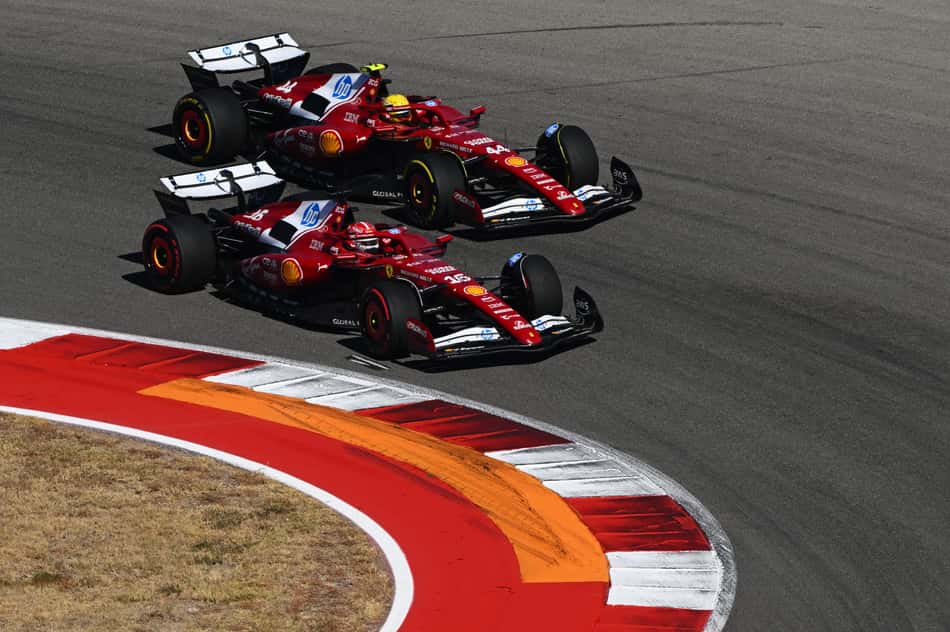 Lewis Hamilton e Charles Leclerc, da Ferrari, no GP dos Estados Unidos pela F1 2025 (Foto: Clive Mason/Getty Images/AFP)