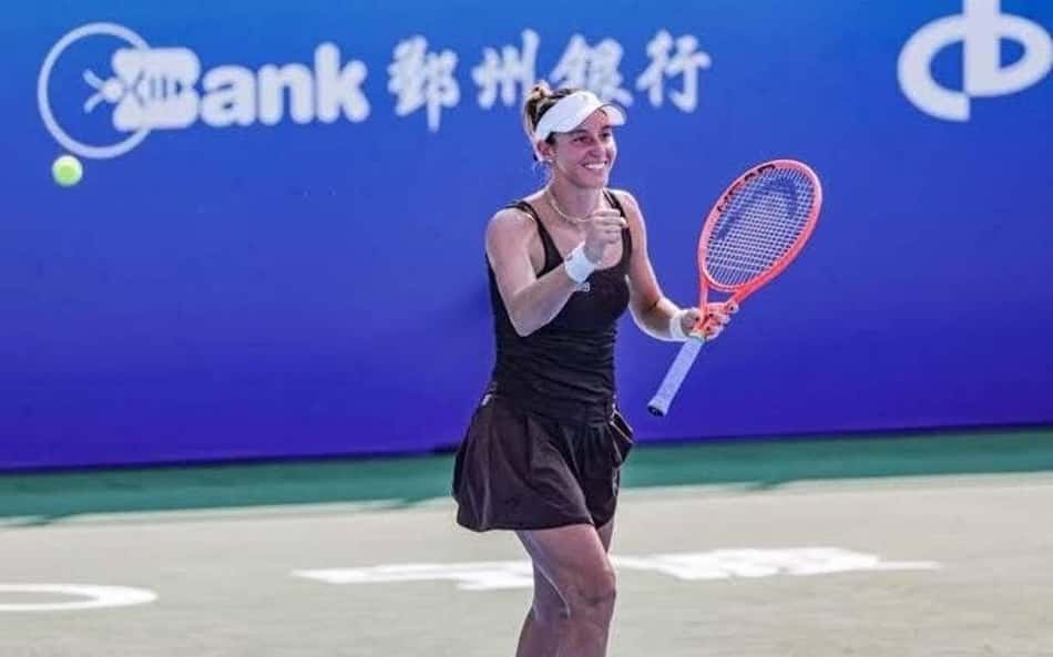 Luisa Stefani brilha em Tóquio e avança à semifinal de duplas