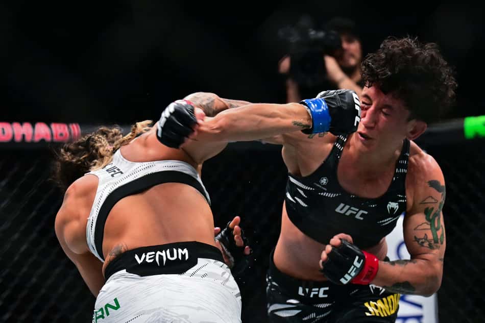 Mackenzie Dern venceu Virna Jandiroba pelo cinturão no UFC (Foto: Giuseppe CACACE / AFP)