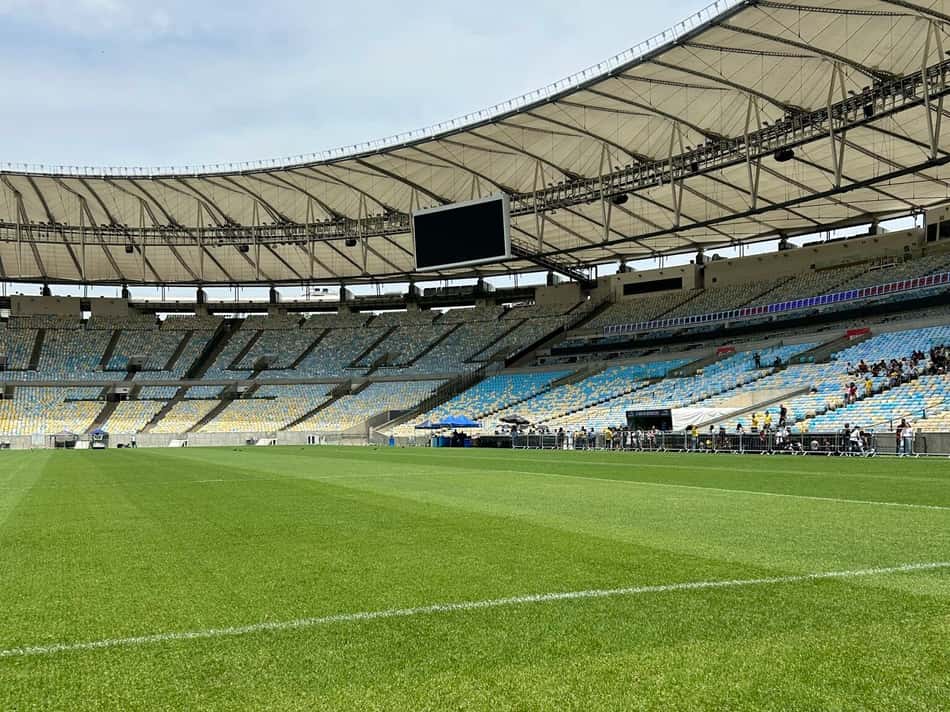 Gramado do Maracanã recebe tratamento na Data Fifa (Foto: Divulgação/Maracanã)