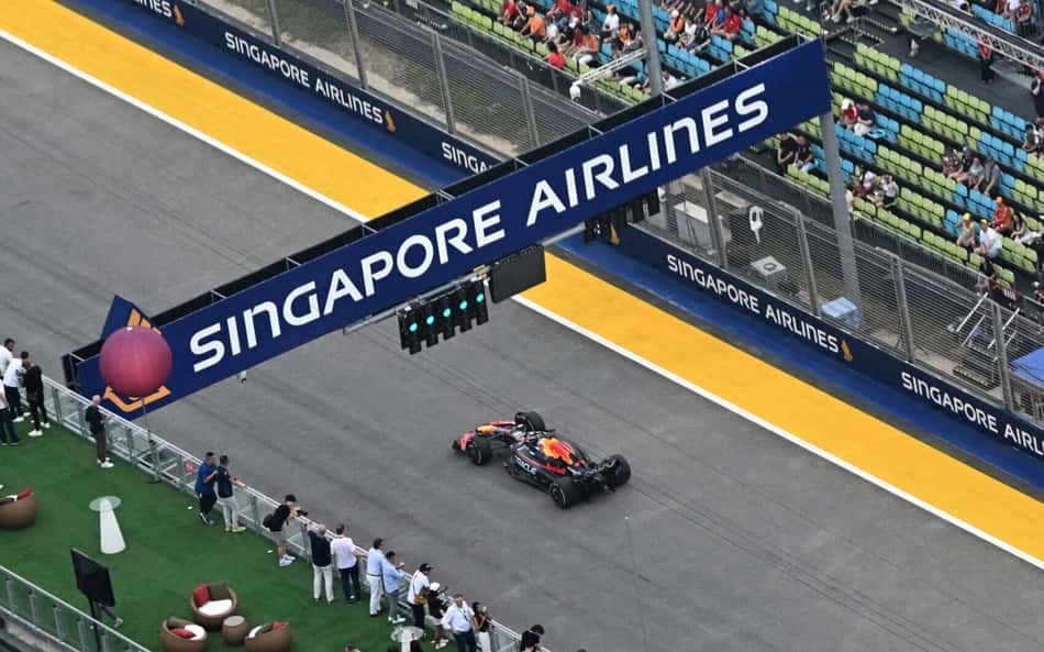 Max Verstappen em ação no GP de Singapura na F1 2023 (Foto: ROSLAN RAHMAN / AFP)