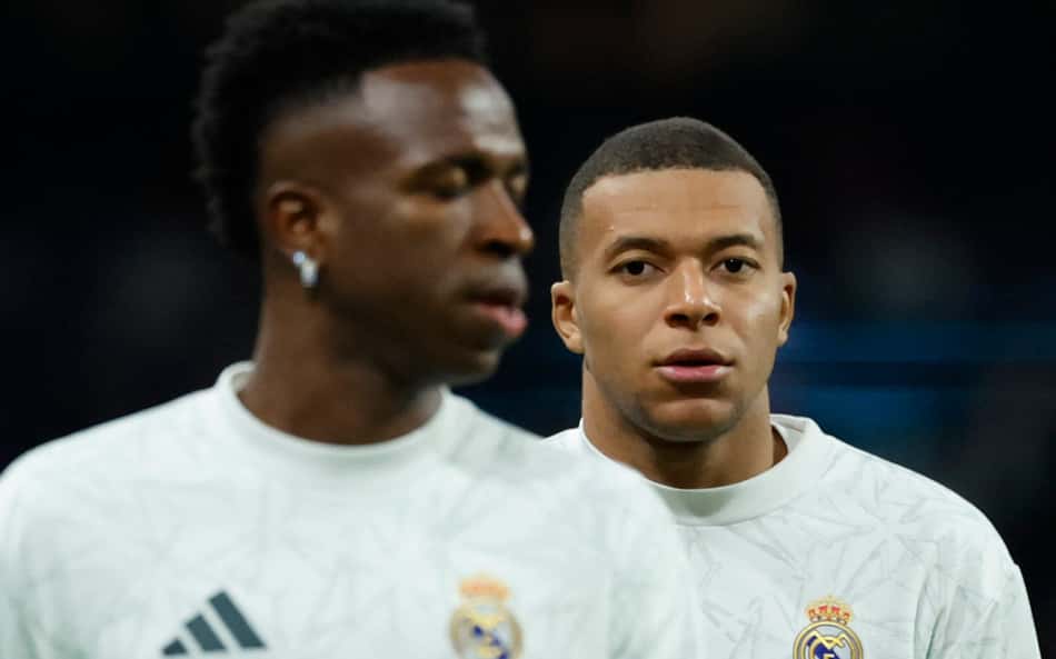 Vini Jr e Kylian Mbappé aquecem antes de Real Madrid x Barcelona (Foto: Oscar del Pozo/AFP)
