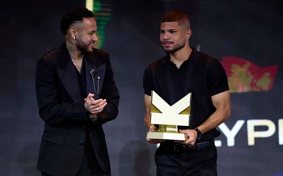 Lipão celebra Coroa de Ouro da Kings League recebida de Neymar: 'Um sonho realizado'