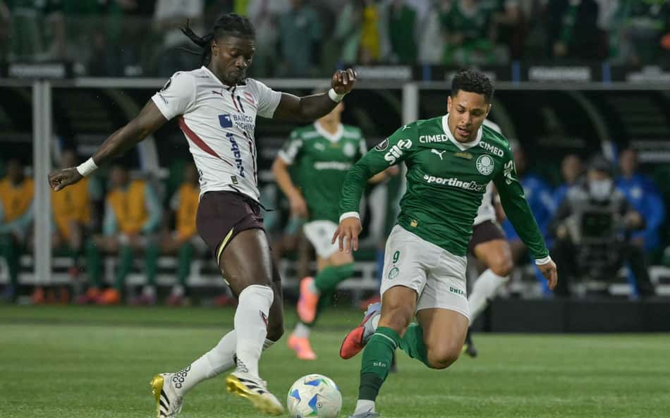 Vitor Roque em ação em Palmeiras x LDU pela semifinal da Libertadores