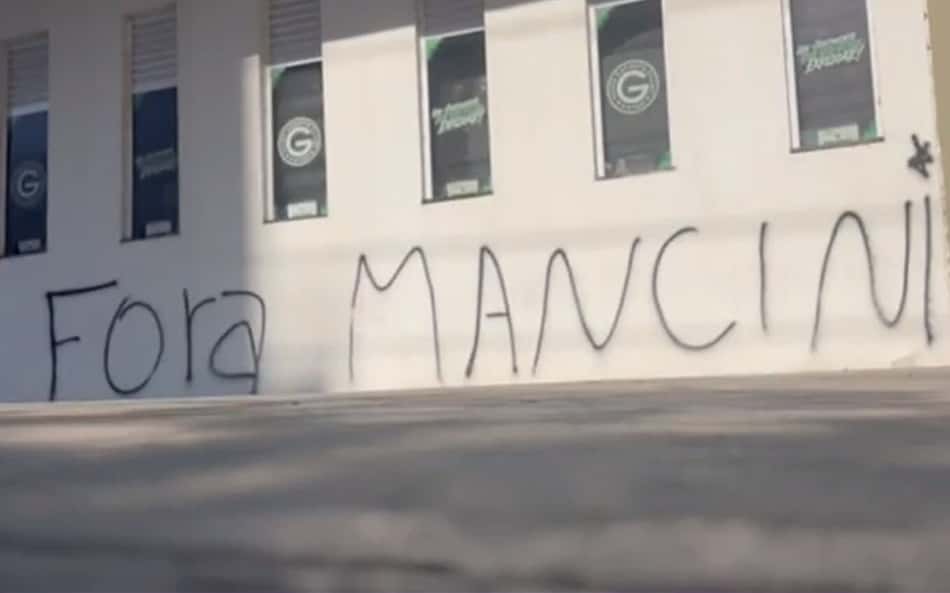 Torcida picha muros e protesta contra vice-líder da Série B; técnico é mantido