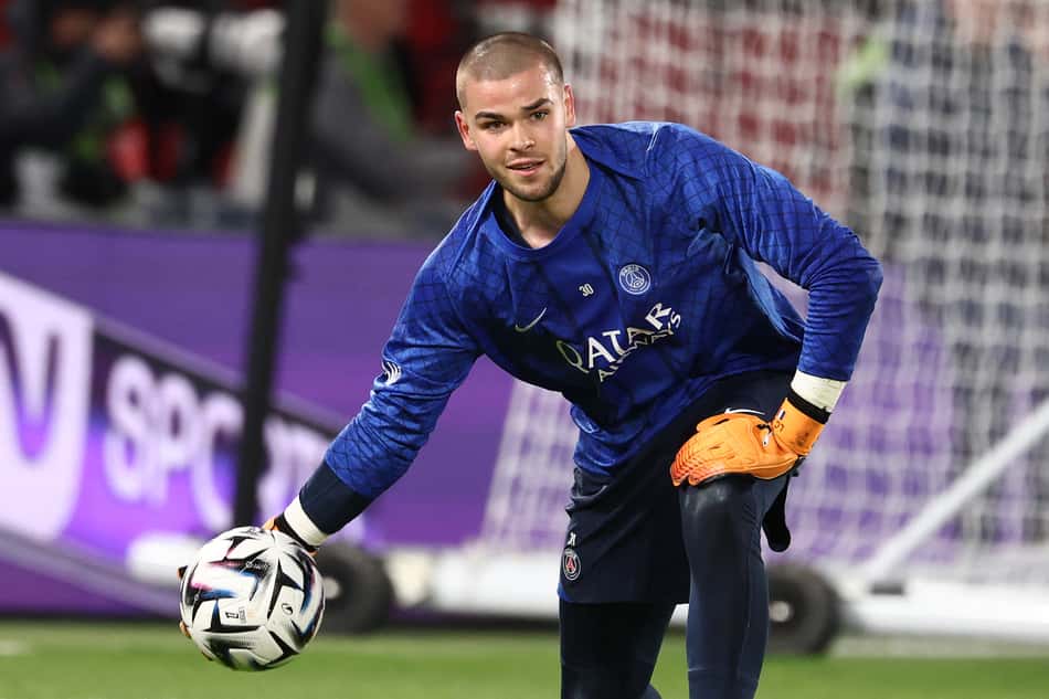 PSG Lucas Chevalier