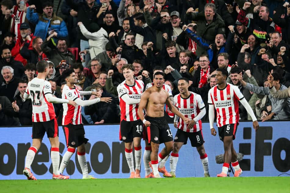 Pela Champions League, o PSV goleou o Napoli por 6 a 2 (Foto: NICOLAS TUCAT / AFP)