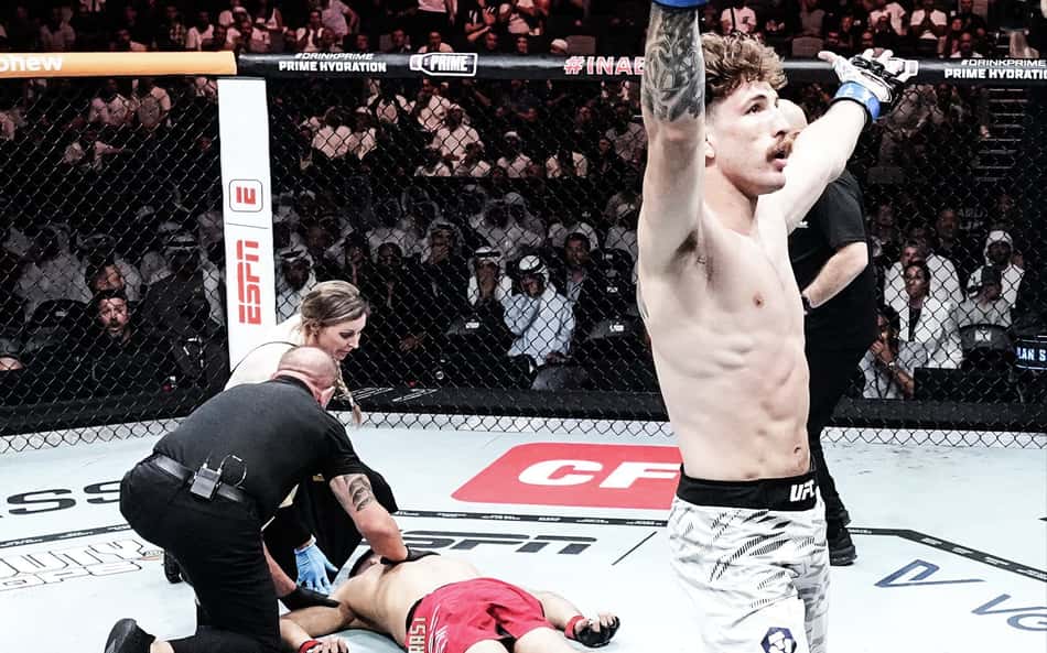 Quillan Salkilld (AUS) venceu Nasrat Haqparast (MAR) por nocaute no UFC 321 (Foto: Reprodução)