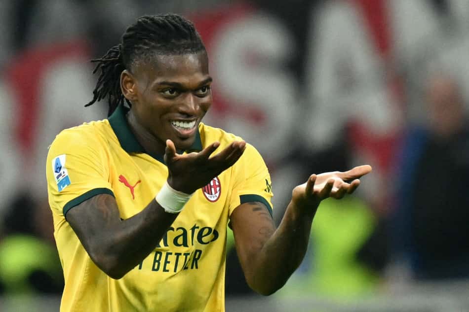 Rafael Leão comemora gol pelo Milan