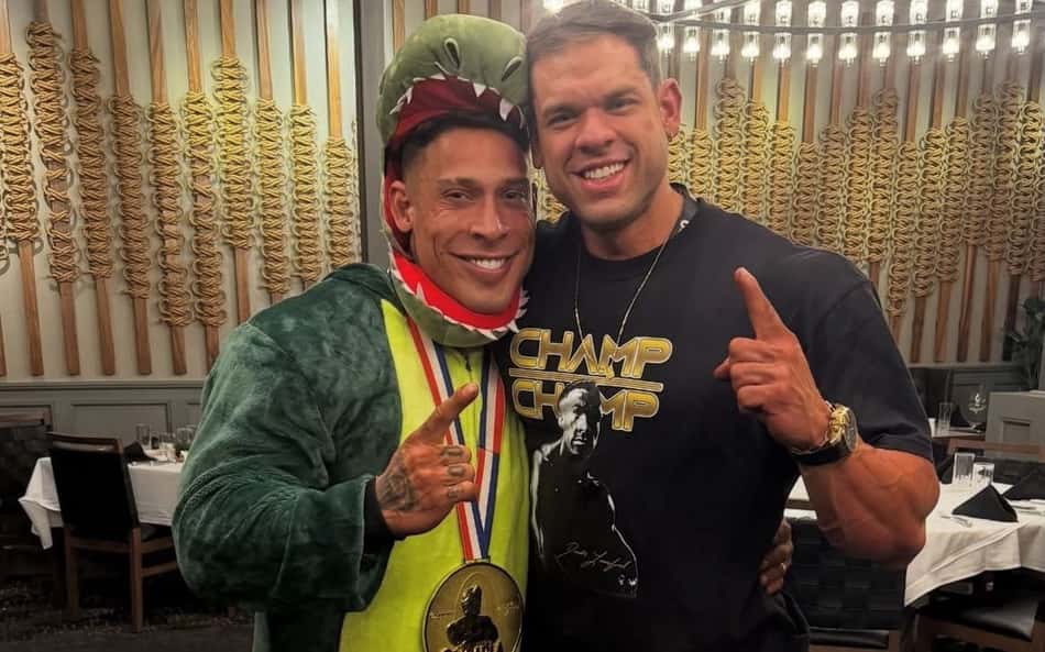 Ramon Dino usa fantasia de dinossauro para celebrar título do Mr. Olympia