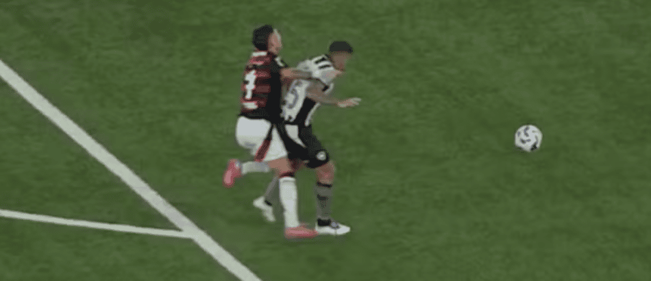 Momento do pisão em Luiz Araújo (Foto: Reprodução)
