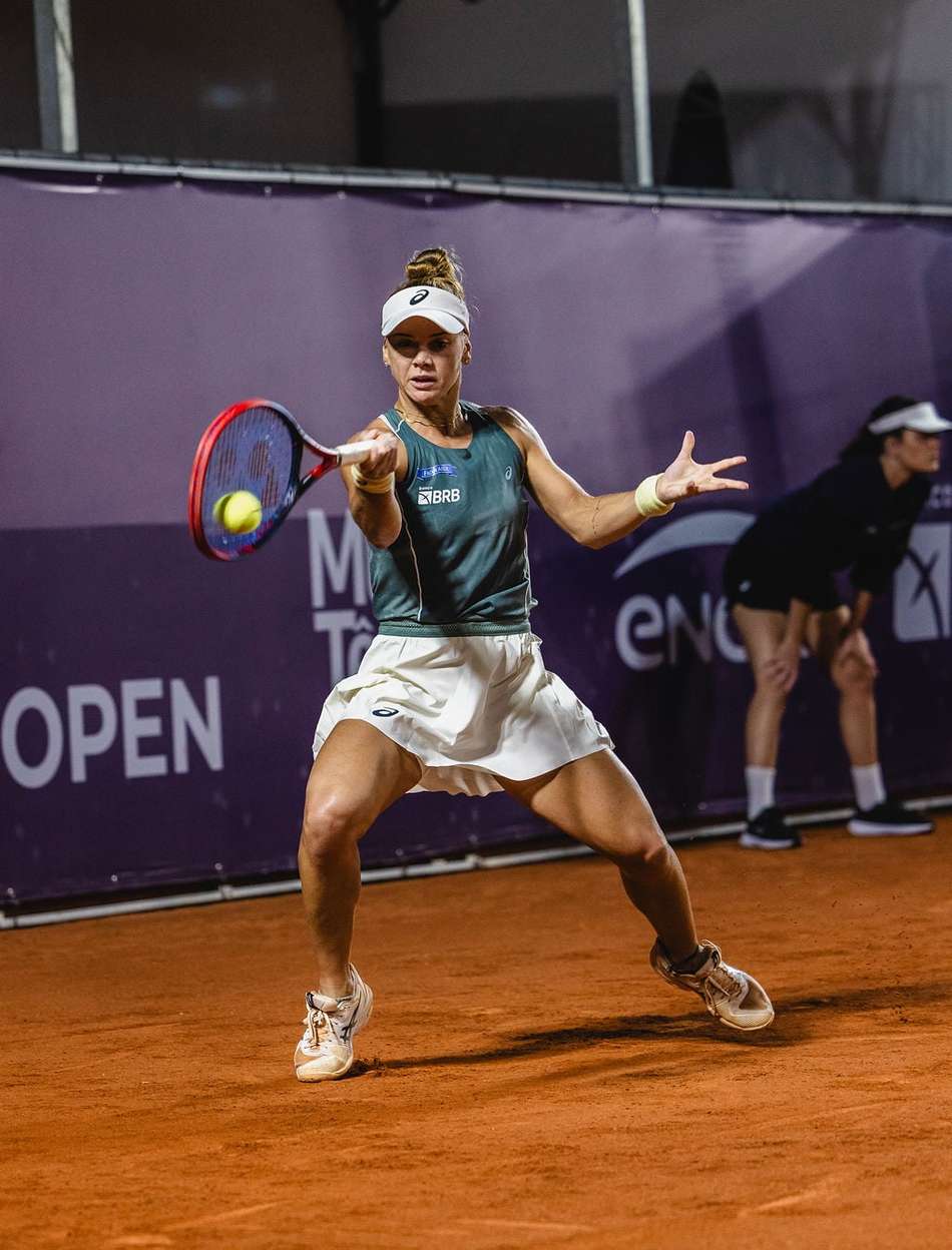 Laura Pigossi em ação no Rio Ladies Open, na Barra da Tijuca (Foto: Felipe Figueiredo/Divulgação)