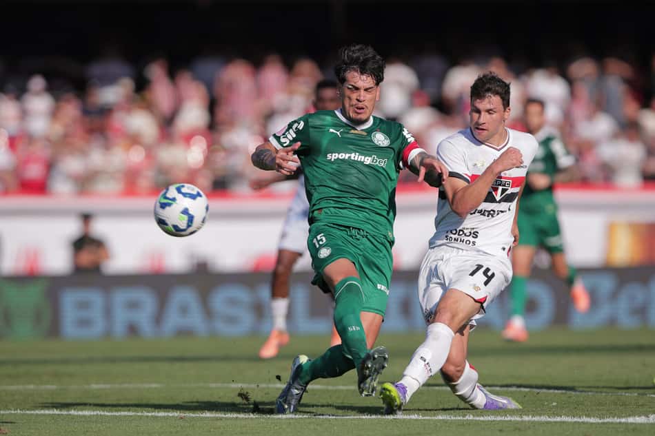 Tapia, do São Paulo, disputa lance com Gustavo Gómez, do Palmeiras, durante partida no Morumbis pelo Brasileiro (Foto: Ettore Chiereguini/AGIF)