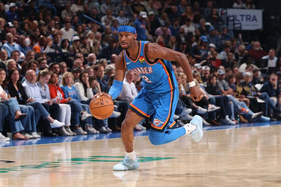 Shai Gilgeous-Alexander em ação no jogo entre Oklahoma City Thunder e Washington Wizards na NBA (Foto: Zach Beeker/NBAE via Getty Images/AFP)