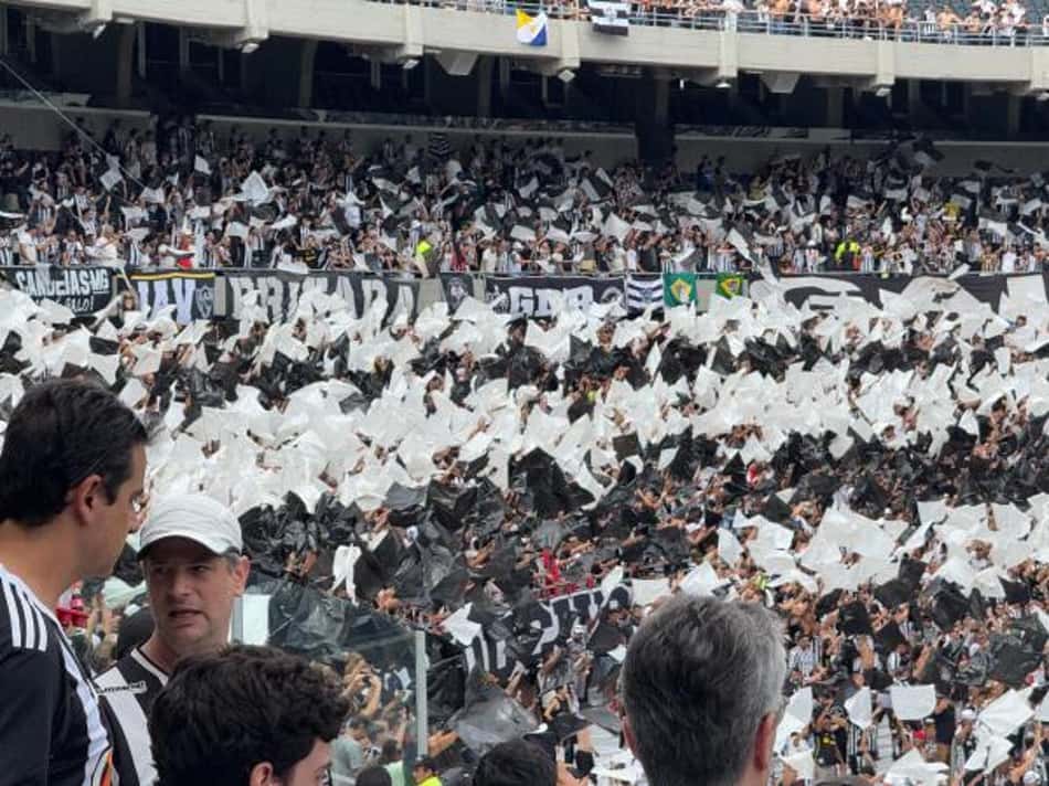 Torcida do galo em Buenos Aires (Foto: Henrique André / Itatiaia)
