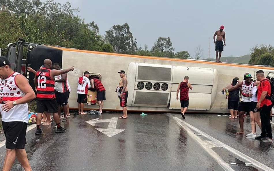Ônibus que transportava torcedores do Flamengo para a Argentina capotou em Volta Redonda (Foto: Reprodução)