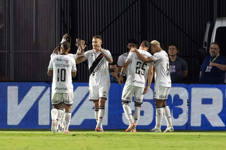 Vasco comemora gol diante do Bragantino (Foto: Joisel Amaral/AGIF)
