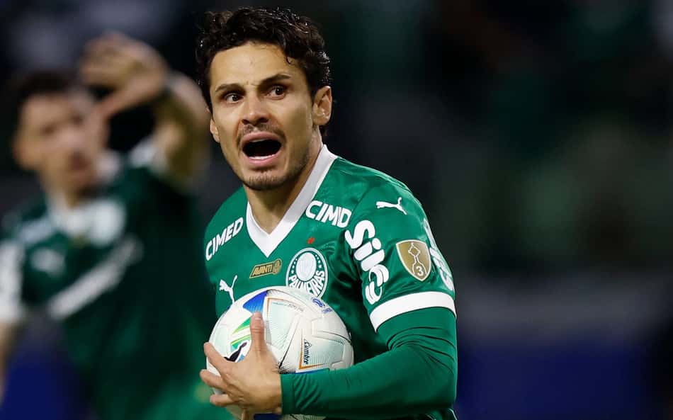 Veiga abre o coração, agradece apoio da torcida e responde se pensou em deixar o Palmeiras