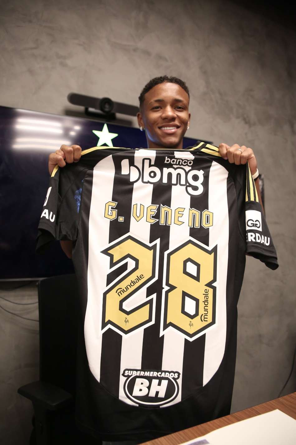Gabriel Veneno assinou primeiro contrato profissional em julho (Foto: Pedro Souza / Atlético)
